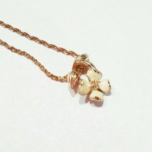 Avon 1980 Dogwood Blossom Pendant Necklace 18"